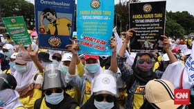 FOTO: Demo Buruh Menggema Lagi, Desak MK Batalkan UU Ciptaker