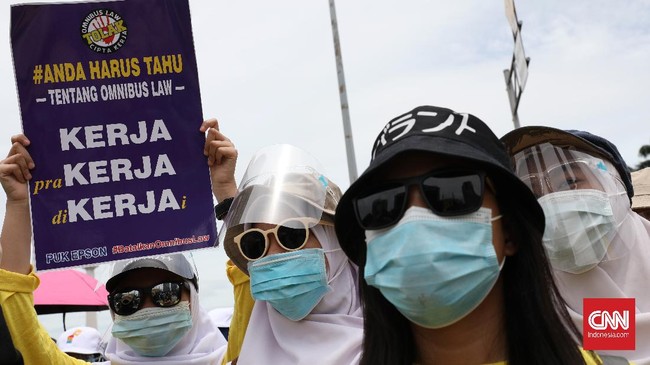 Massa buruh di Patung Kuda membubarkan diri usai pimpinan serikat buruh menyerahkan pernyataan sikap Omnibus Law Ciptaker ke MK.