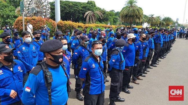 Massa buruh mulai mendatangi kawasan Patung Kuda jelang demo sekaligus berencana menggugat klaster ketenagkerjaan Omnibus Law ke MK.