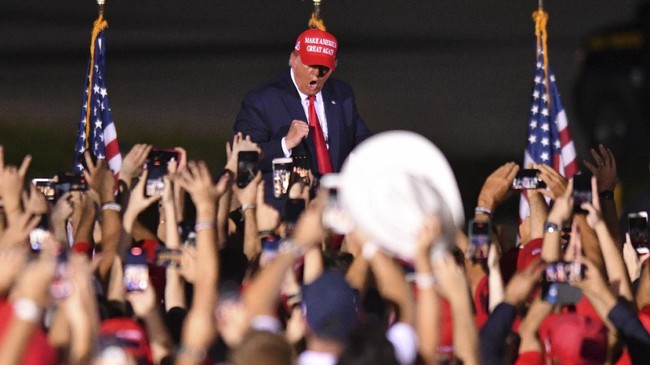 Massa pendukung Trump di Swing State, Michigan, berkumpul di depan kantor KPU setempat meminta penyetopan penghitungan suara Pilpres AS di sana.