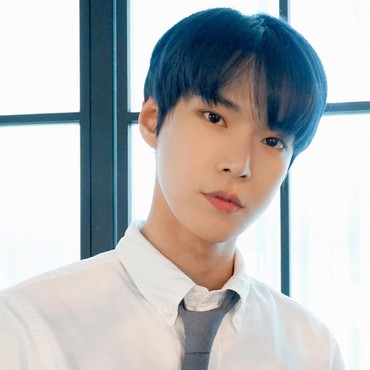 Doyoung NCT Siap Cium Kim In Yi di Trailer Drama 'The Courious Stalker'