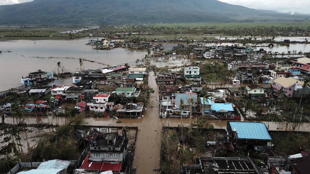 FOTO: Filipina Porak Poranda Diterjang Topan Goni
