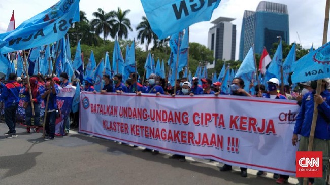 Massa buruh mengingatkan Mahkamah Konstitusi sebagai benteng terakhir konstitusi, agar memihak kebenaran saat memutus judicial review Omnibus Law nanti.
