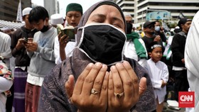 Ibu-ibu Injak Tas Berlogo Louis Vuitton Saat Aksi Bela Nabi