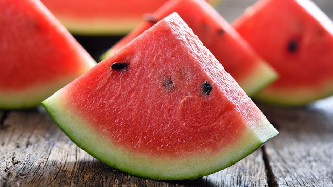 Pelanggan setia yang berbelanja produk segar seperti semangka merah bisa dapat diskon 20 persen setiap hari. Serbu diskonnya, yuk!