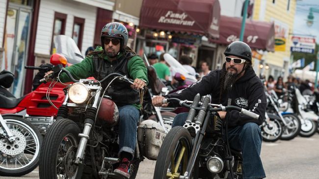 Cara Hadapi Konvoi Moge Harley Arogan Praktisi keselamatan berkendara menilai lebih baik memberikan jalan buat konvoi moge untuk keselamatan berkendara sebab yang terpenting menjaga diri.