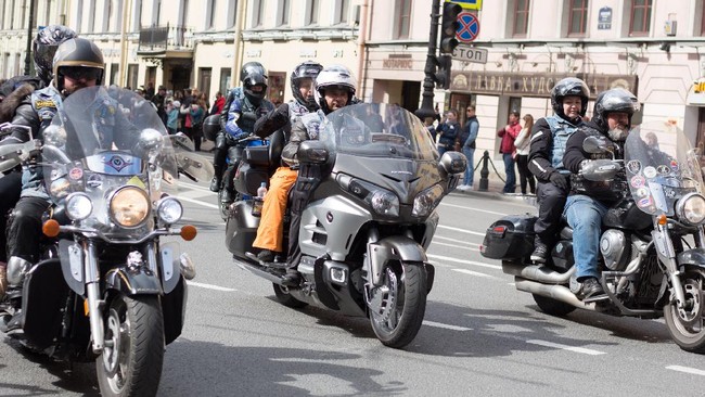 Biker pendek bukan berarti tak bisa mengendarai moge, ada trik yang perlu dilakukan biar tetap menjaga keselamatan.