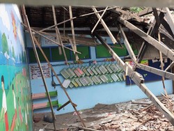 Bruk! Atap Sekolah SD Negeri di Pati Ini Ambruk