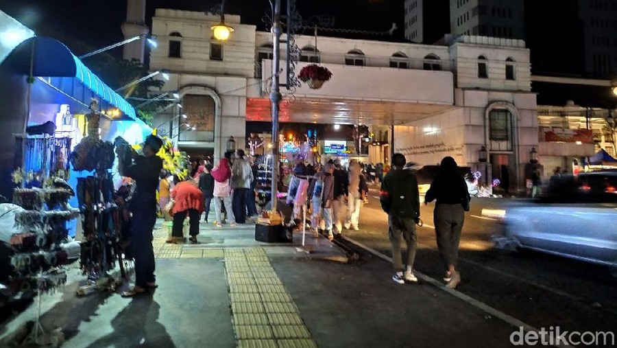 Suasana alun-alun di Kota Bandung yang berada di sepanjang Jalan Asia Afrika hingga Jalan Braga makin malam makin terlihat ramai dan dipadati oleh wisatawan.