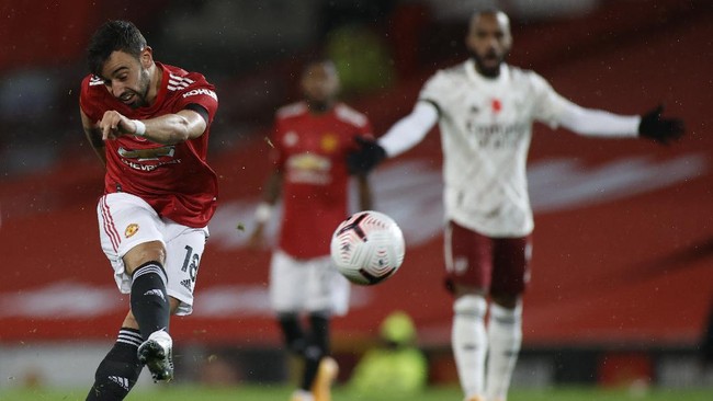 Gelandang Manchester United Bruno Fernandes terlihat memerintah Ole Gunnar Solskjaer takluk 1-3 dari PSG di Liga Champions.