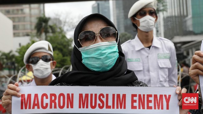 Para pedemo menilai kecaman Jokowi terhadap Macron kurang tegas. Mereka meminta Jokowi mengusir Dubes dan memboikot produk Prancis.