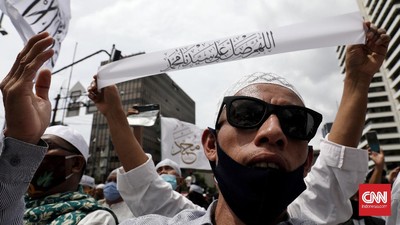 Sebanyak 968 personel kepolisian dikerahkan untuk mengamankan aksi demo pembubaran Al-Zaytun di depan Kementerian Agama, Jakarta Pusat, Senin (26/6).