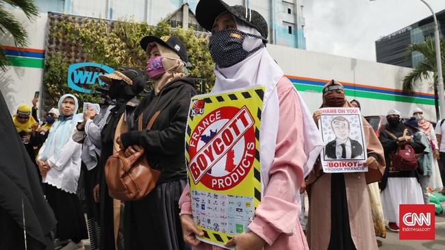 Massa yang mulanya memadati depan Kedubes Prancis berangsur bubar usai menyampaikan aspirasinya atas sikap Presiden Prancis yang dinilai melukai umat Islam.