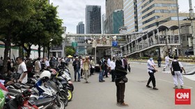 Massa Aksi Bela Nabi 211 Salat Berjamaah di Jalan Thamrin