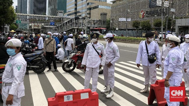 Massa aksi 211 yang digawangi elemen FPI hingga PA 212 melakukan demo kedubes Prancis di Jakarta terkait pernyataan Presiden Prancis Emmanuel Macron soal Islam.
