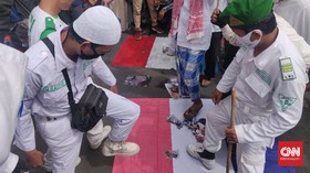 FPI Beraksi di Surabaya, Paksa Rantis Lindas Bendera Prancis