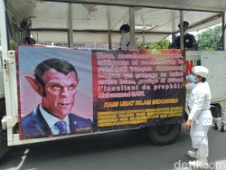 Massa FPI Kecam Macron Pakai Karikatur Setan dan Tulisan Bahasa Prancis