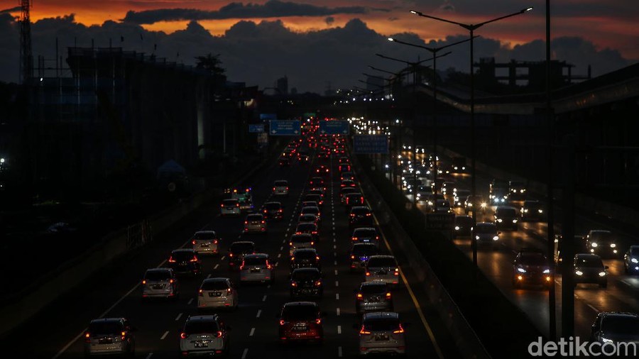Masa libur panjang segera berakhir. Situasi arus lalu lintas di ruas jalan tol Jakarta-Cikampek, dari arah Cikampek menuju jakarta mengalami kemacetan panjang.
