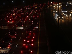Tol Cikampek Macet 2 Km di Karawang Imbas Kendaraan Gangguan