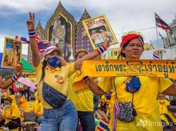 Saat Pendukung Monarki Bikin Raja Thailand Turun Gunung