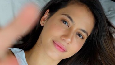 img-title Masih Dirawat di RS, Pevita Pearce Hibur Diri dengan Make Up