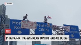VIDEO: Pria Panjat Papan Jalan Tuntut Parpol Bubar
