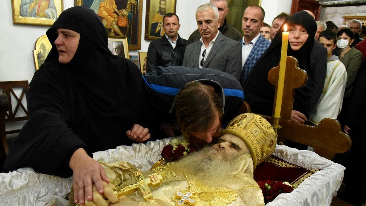 FOTO: Pelayat Cium Jasad Kepala Gereja Serbia Positif Covid