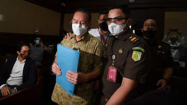 Dalam dakwaan JPU, Djoko Tjandra disebut menyuap dua jenderal Rp8,31 miliar untuk menghapus red notice dan menyuap Jaksa Pinangki Rp7,35 miliar.