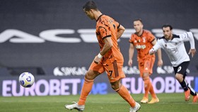 Ronaldo: Corona, Gocek Kiper, dan Panenka