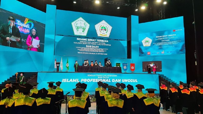 Pelaksanaan wisuda offline diselenggarakan di Trans Studio Cibubur dengan mematuhi protokol kesehatan ketat, sementara wisuda daring melalui Zoom dan YouTube.