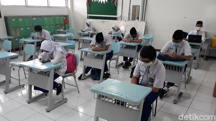Suasana uji coba sekolah tatap muka di Solo, Senin (2/11/2020). Uji coba sekolah tatap muka di tingkat SMP di Solo ini bakal digelar Rabu (4/11/2020).