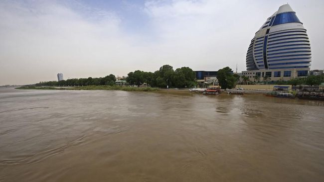 Truk jatuh ke Sungai Nil menyebabkan 2 orang meninggal dunia dan 8 orang lainnya hilang.