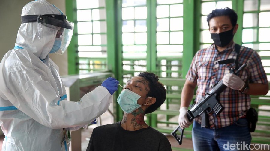 Sejumlah tahanan di penjara Bekasi menjalani tes swab. Hal itu dilakukan guna mencegah penyebaran virus Corona di penjara.