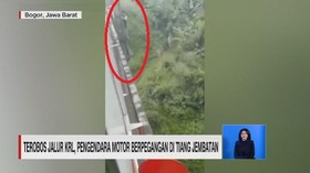 VIDEO: Terobos Jalur KRL, Pemotor Berpegangan di Jembatan