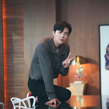 8 Fakta Kim Seon Ho Pemeran Han Ji Pyong dalam Drama 