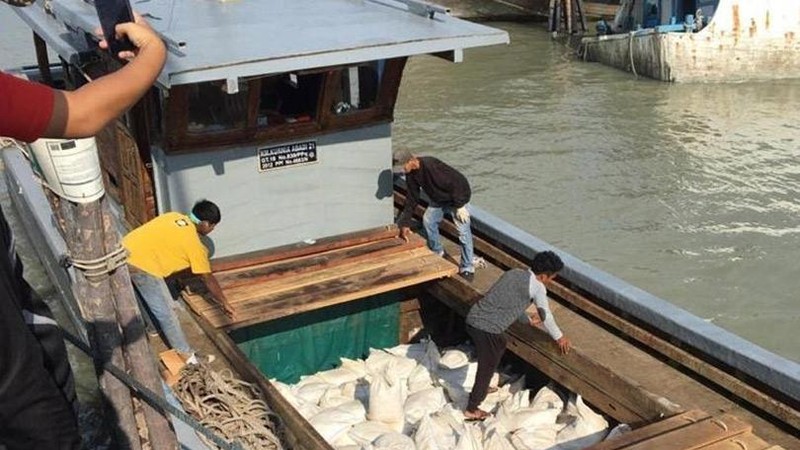 Bea Cukai secara berkesinambungan melakukan pengawasan di wilayah perairan timur Sumatera yang merupakan salah satu jalur lalu lintas perairan utama Indonesia.