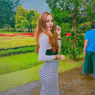 Pose Seksi hingga Cium Mesra Pacar, Putri Ustaz Derry Sulaiman Tuai Kontroversi