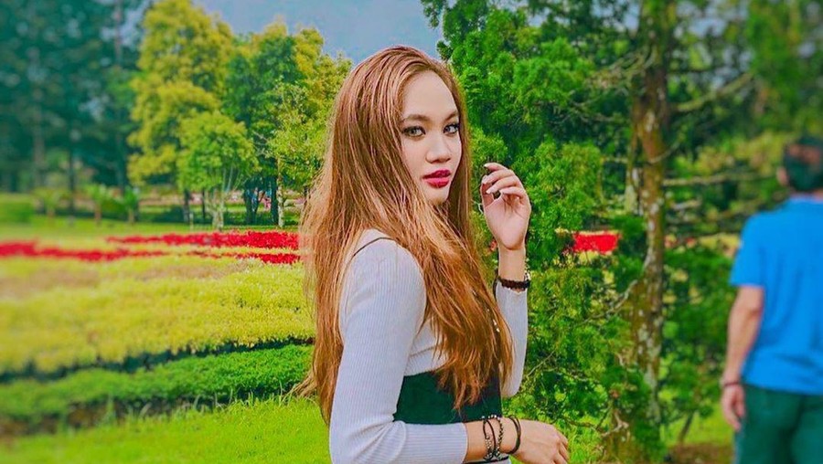 Pose Seksi hingga Cium Mesra Pacar, Putri Ustaz Derry Sulaiman Tuai