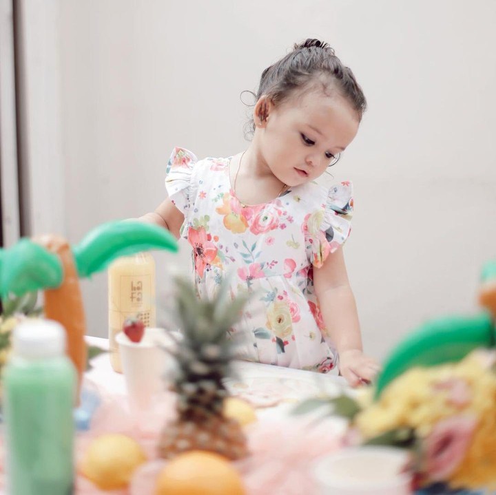 <p>Shireen lagi anteng main sendirian. <em>Cute</em> banget rambutnya dikuncir begitu. (Foto: Instagram @hamidahrachmayanti)</p>