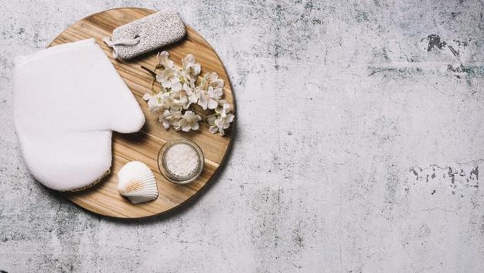 Body Scrub VS Bath Gloves, Lebih Bagus yang Mana untuk Eksfoliasi?