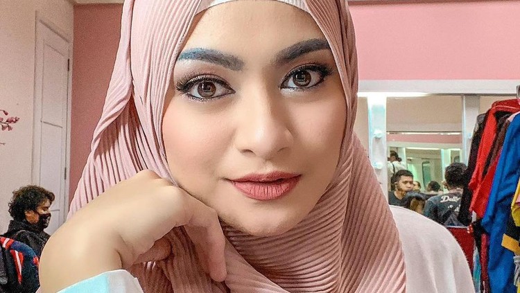 Nathalie Holscher yang sudah mantap berhijab