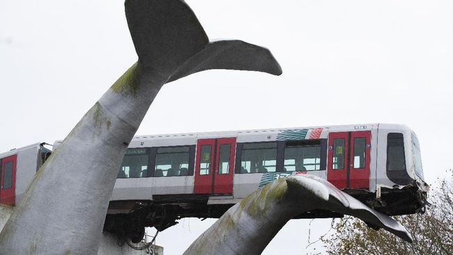 Instalasi ekor paus menyelamatkan kereta yang menerobos jalur pemberhentian di stasiun Rotterdam, Belanda.