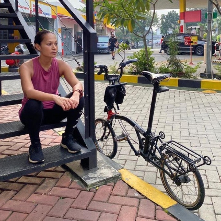 <p>Istri Stevi Item ini juga hobi bersepeda. Bisa jadi inspirasi nih, Bunda, supaya kita enggak malas-malasan berolahraga. (Foto: Instagram @eliana_zj)</p>