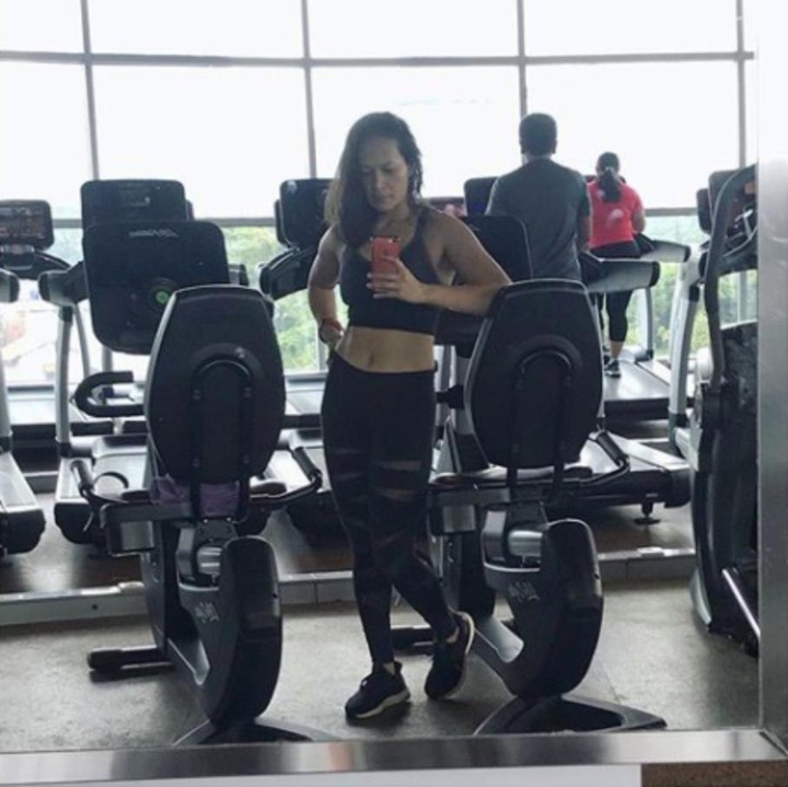 <p>Selain hobi lari, kakak ipar Iko Uwais ini juga rajin nge-gym. Katanya, rajin olahraga bisa bikin <em>happy</em>. (Foto: Instagram @eliana_zj)</p>