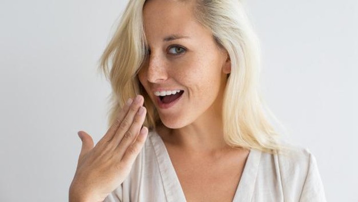 Gak Pede karena Bau Mulut? Coba Konsumsi 7 Makanan Ini!