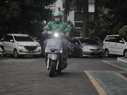Abang Grab Pakai Motor Listrik, Baterai Habis Tinggal Tukar Baru