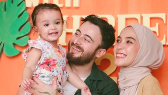 Hamidah Rachmayanti dan Irvan Farhad, bersama anak