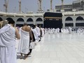 Arab Saudi Hapus Aturan Jaga Jarak di Masjidil Haram