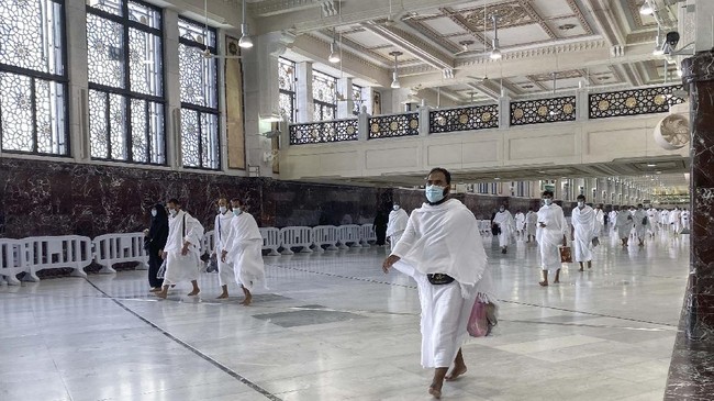 Jamaah asal Indonesia, Nana Sujana, mengaku umrah di masa pandemi ini cukup berbeda namun dapat dimaklumi demi pertimbangan kesehatan dan keselamatan.