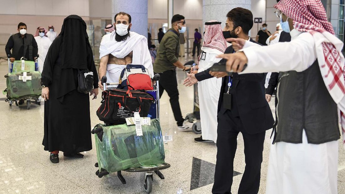 FOTO: Ibadah Umrah Perdana di Masa Pandemi Corona